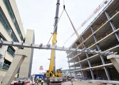 Fiumicino: una nuova passerella prende forma tra forza e precisione