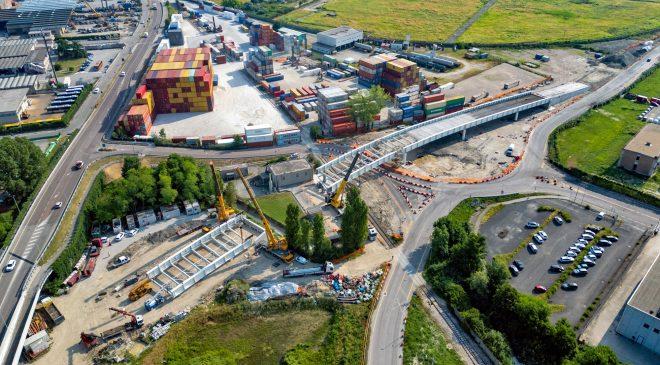 Il montaggio della quinta campata a Porto Marghera