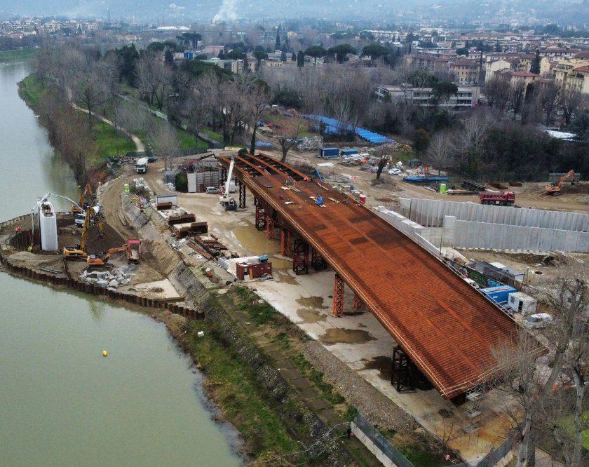 ponte sull'arno firenze tram