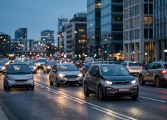 L’auto in città non sparisce, cambia: come si stanno adattando gli automobilisti delle grandi metropoli
